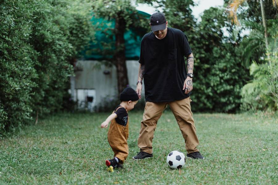 jugando al futbol el dia del padre