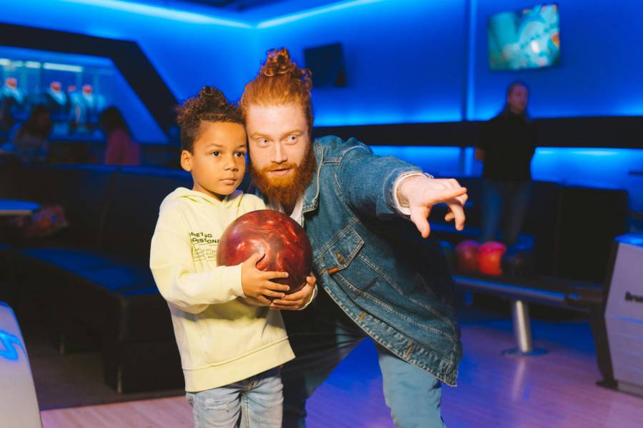 padre e hijo en una bolera día del padre