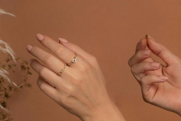 anillos en la mano estilo minimalista